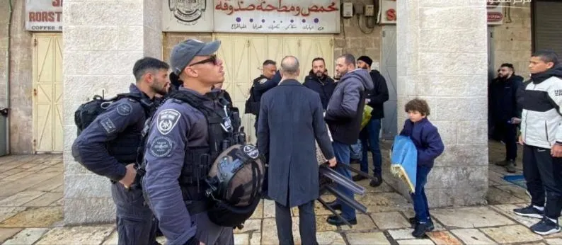 الاحتلال يمنع المقدسيين من الصلاة في شارع صلاح الدين